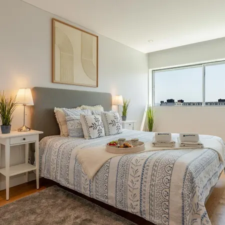 Apartman Stylish With Balcony & Garage By Hostwise