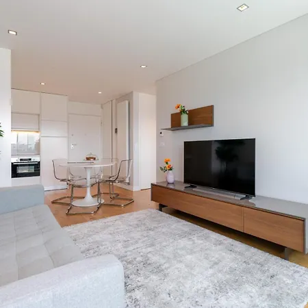Stylish With Balcony & Garage By Hostwise Порту