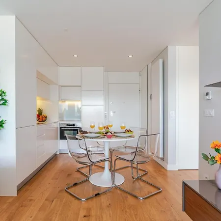 Stylish With Balcony & Garage By Hostwise Lägenhet *