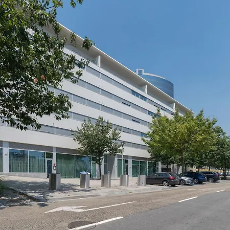 Stylish With Balcony & Garage By Hostwise *