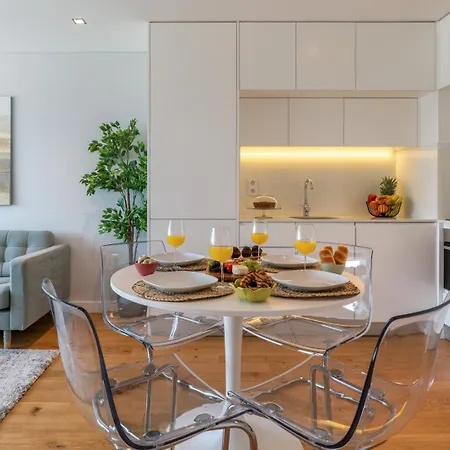 Stylish With Balcony & Garage By Hostwise * Oporto