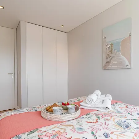 Stylish With Balcony & Garage By Hostwise