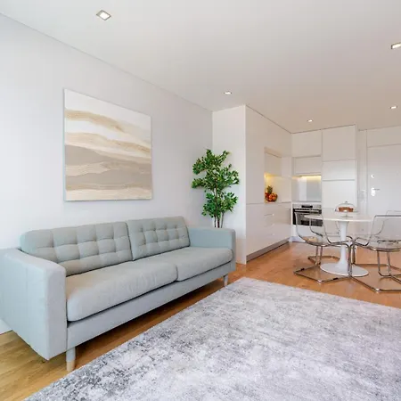 Stylish With Balcony & Garage By Hostwise Lägenhet