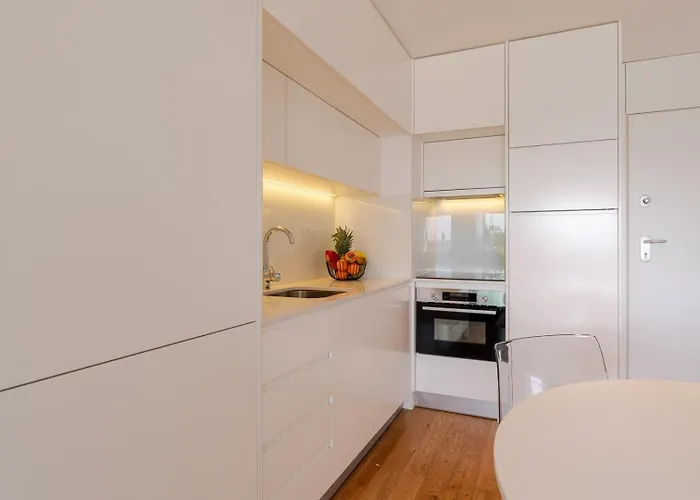 Stylish With Balcony & Garage By Hostwise