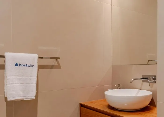 アパート Stylish With Balcony & Garage By Hostwise