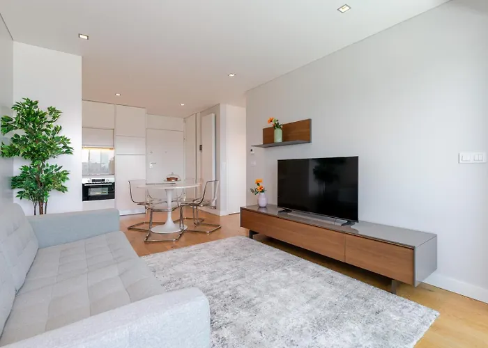 Stylish With Balcony & Garage By Hostwise ポルト