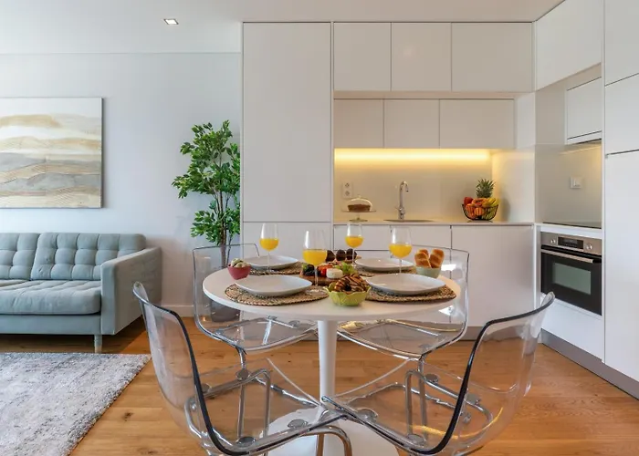 Stylish With Balcony & Garage By Hostwise * Порту