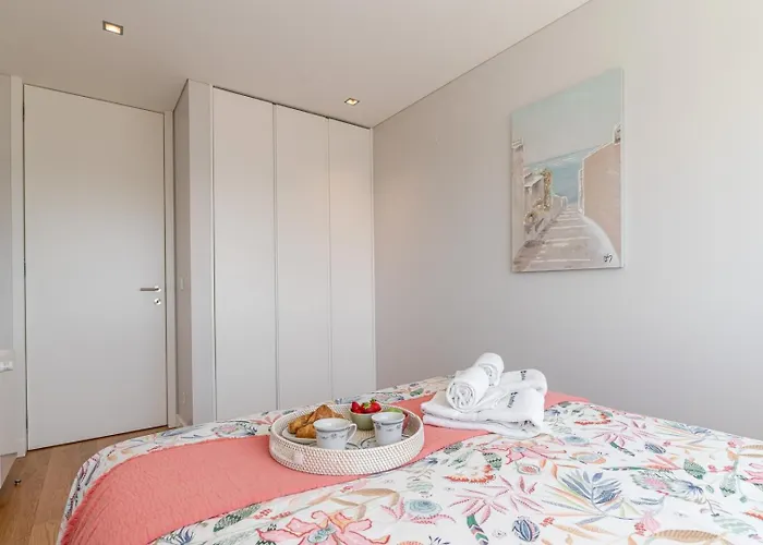 Stylish With Balcony & Garage By Hostwise