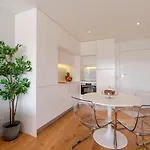 Stylish With Balcony & Garage By Hostwise *