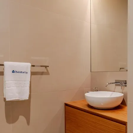 Apartamento Stylish With Balcony & Garage By Hostwise