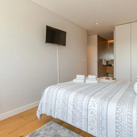 Apartment Stylish With Balcony & Garage By Hostwise