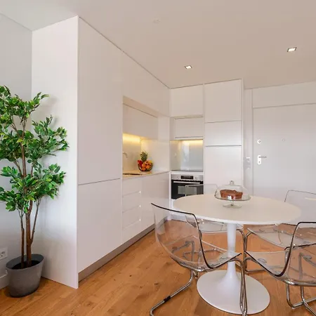 Stylish With Balcony & Garage By Hostwise *