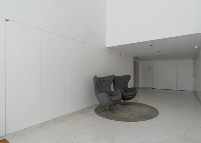 Stylish With Balcony & Garage By Hostwise