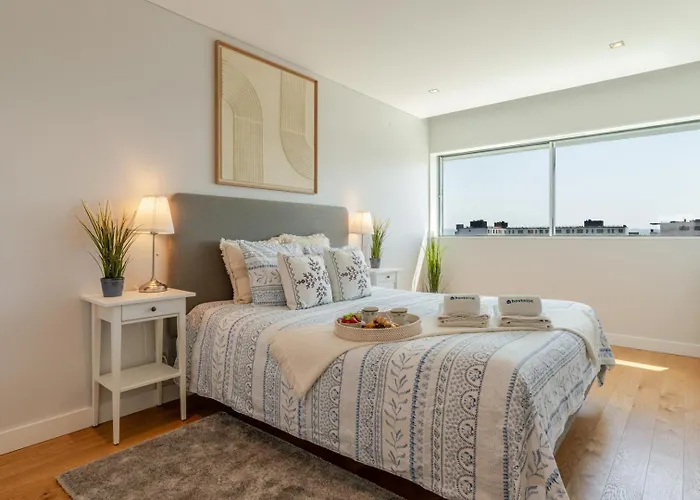 Apartament Stylish With Balcony & Garage By Hostwise