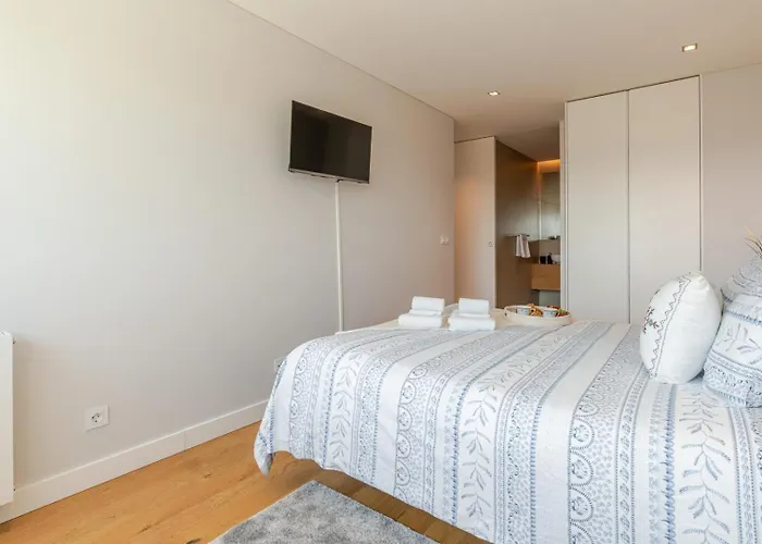 Apartament Stylish With Balcony & Garage By Hostwise