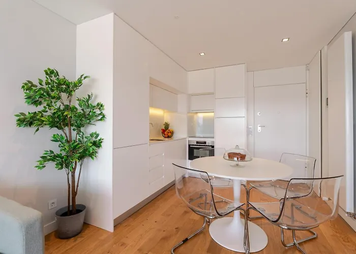 Stylish With Balcony & Garage By Hostwise *